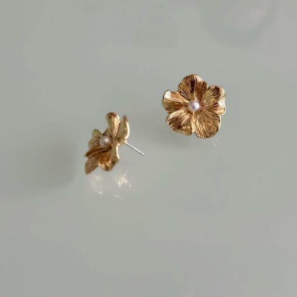 Gold Floral Stud Earrings A1075 - Picture 3 of 4